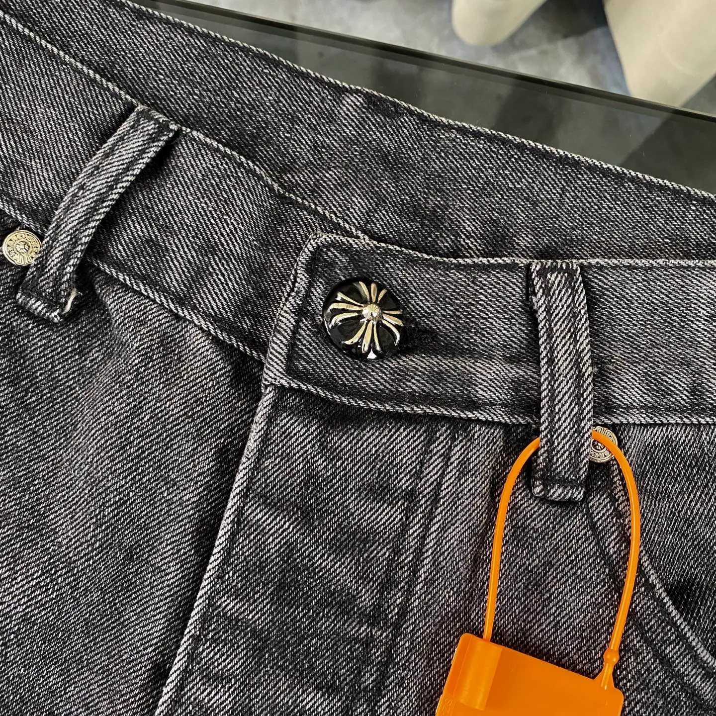 P250 CH Chromehearts official website limited edition black and purple cross patchwork leather jeans, priced at 34W level, patchwork cross pattern embellishment, washed jeans! ! An absolutely high-end luxury product, a 1.9W-level god-level single product, a super popular product, made by top heavy industry, a magic weapon that cannot be missed! [About Zangyin] This is an extremely luxurious fashion brand that can also be called the aristocracy of the high street. It has always been an exclusive brand for some hipsters or rich second generations. Compared with ordinary high streets, it is more luxurious and noble. Compared with luxury brands, it is more fashionable and individual. It has always been a brand that I have a special liking for. [Top heavy industry fashion design] Consistently high-street luxury style. Speaking of this style, the Zangyin family and GU family are definitely the leading representative brands. Especially the Zangyin family has really achieved a state-of-the-art effect in creating high-street style. The unique washed material is used to create this style. The color system is already quite eye-catching. After it is decorated with patchwork cross flowers, it cleverly highlights the charm of the brand. Secondly, this style uses classic The high-waist cutting design highlights the long legs and fashionable temperament of the upper body. The brand is highly recognizable and the slim fit configuration is more suitable for daily wear. It is a product that interprets personality, fashion, and specifications at a glance. This single product is enough to make any fan excited. It can be a white T-shirt for a youthful college style, or a tight suspender for a royal style. It has strong matching ability and can be easily controlled by men.  [Materials and craftsmanship] Needless to say, this point goes without saying. As an excellent craftsman brand, Zangyin’s requirements for details and craftsmanship are really perfect. The washed color of this model has gone through so many processes, not to mention the embellishment of denim appliques. It is also purely hand-made and sewn. Just like what they believe in, only hand-made things have soul and have the meaning of wear. A top-notch heavy-duty fashionable denim item, I look forward to your perfect interpretation! !  Color: black gray Size: 28-36